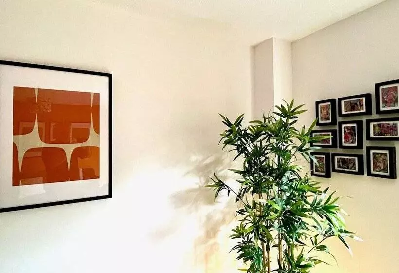 Residenssi Charming Home Near Gatwick Airport