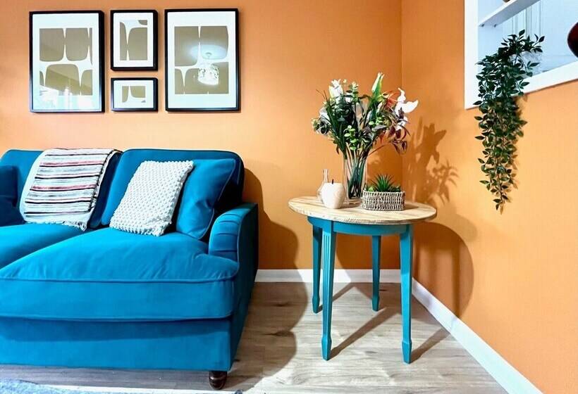 إقامة Charming Home Near Gatwick Airport