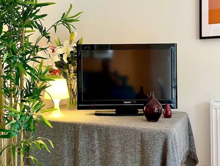 إقامة Charming Home Near Gatwick Airport