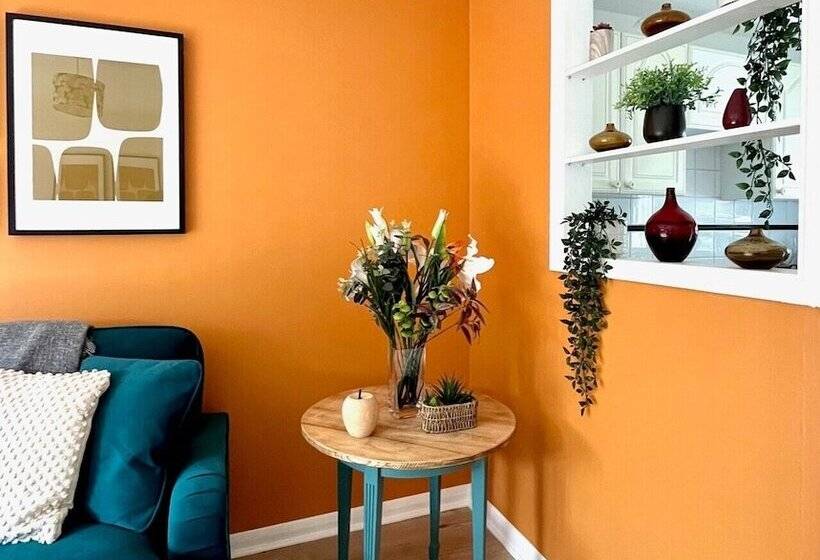 إقامة Charming Home Near Gatwick Airport