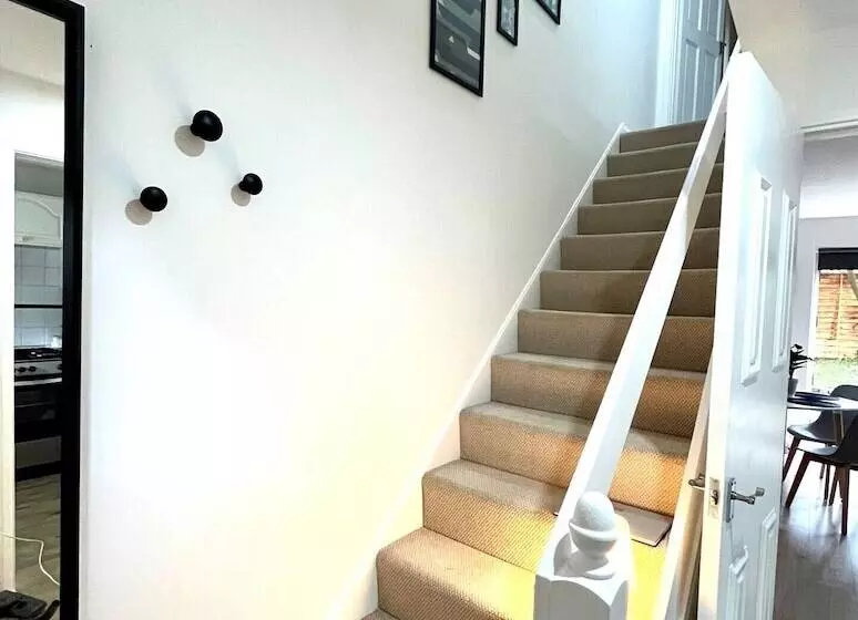 Residenssi Charming Home Near Gatwick Airport