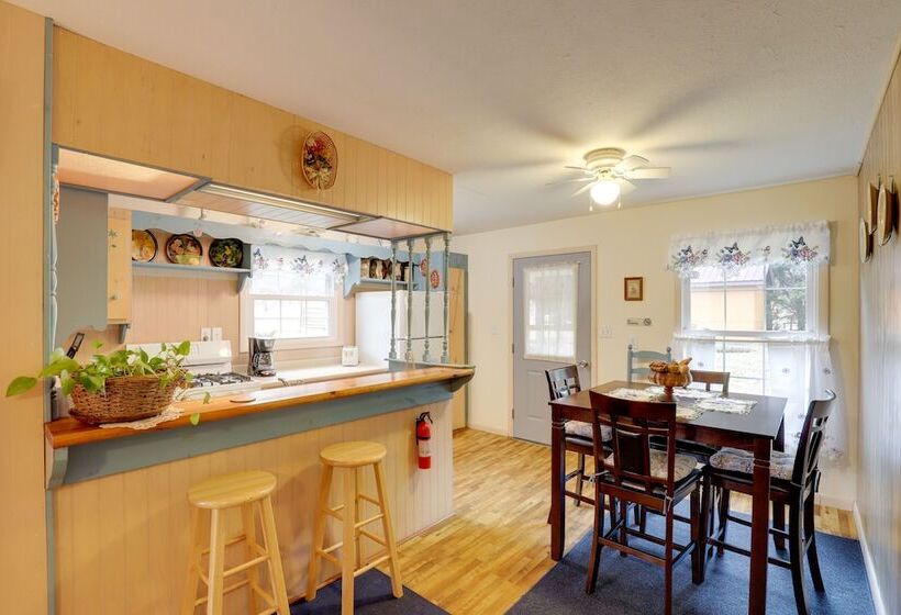 River Access & Hot Tub: Cozy Hot Springs Cabin