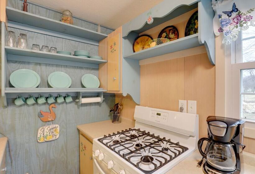 River Access & Hot Tub: Cozy Hot Springs Cabin