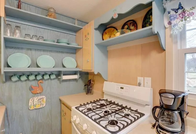 River Access & Hot Tub: Cozy Hot Springs Cabin