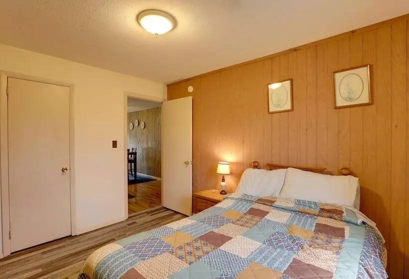 River Access & Hot Tub: Cozy Hot Springs Cabin