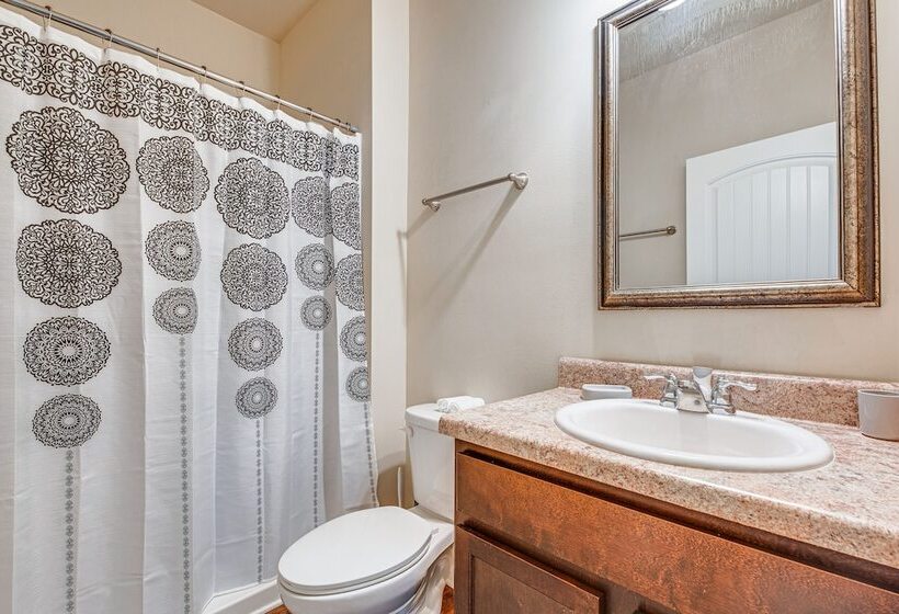 Spacious Atlanta Home W/ Yard & Charcoal Grill!