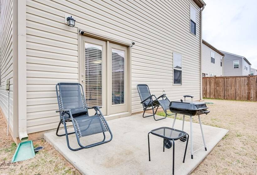 Spacious Atlanta Home W/ Yard & Charcoal Grill!