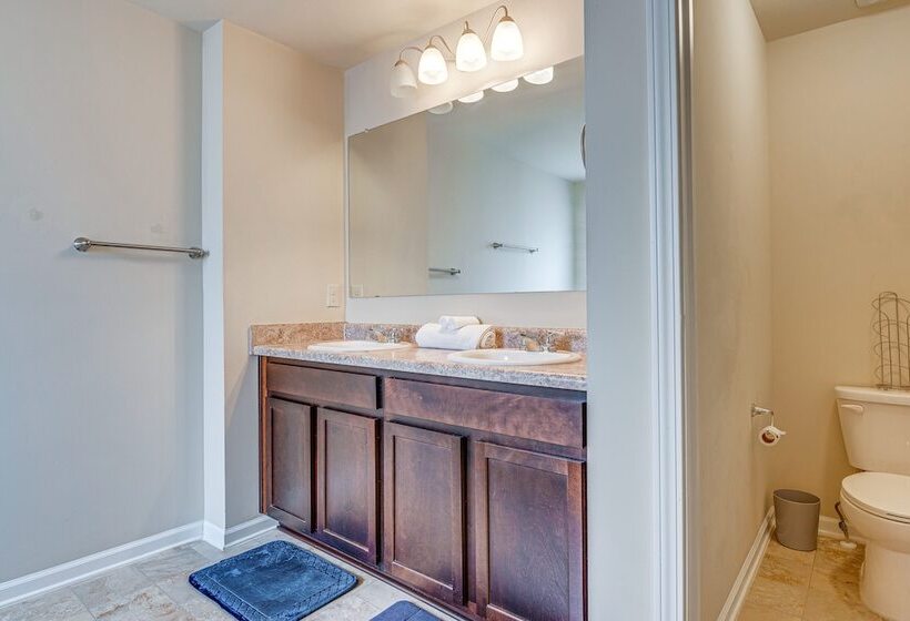 Spacious Atlanta Home W/ Yard & Charcoal Grill!