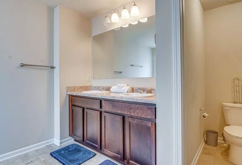 Spacious Atlanta Home W/ Yard & Charcoal Grill!