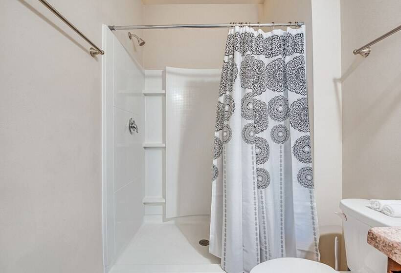 Spacious Atlanta Home W/ Yard & Charcoal Grill!