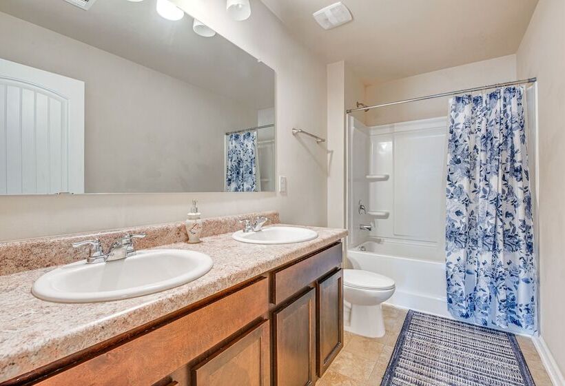 Spacious Atlanta Home W/ Yard & Charcoal Grill!