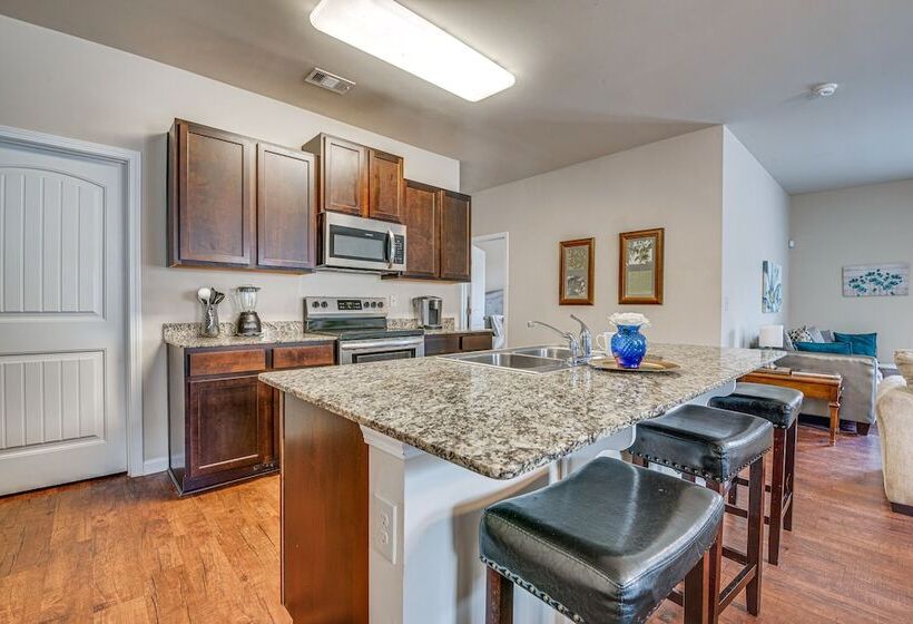 Spacious Atlanta Home W/ Yard & Charcoal Grill!