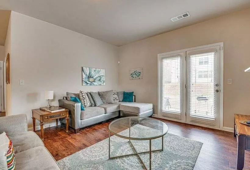 Spacious Atlanta Home W/ Yard & Charcoal Grill!