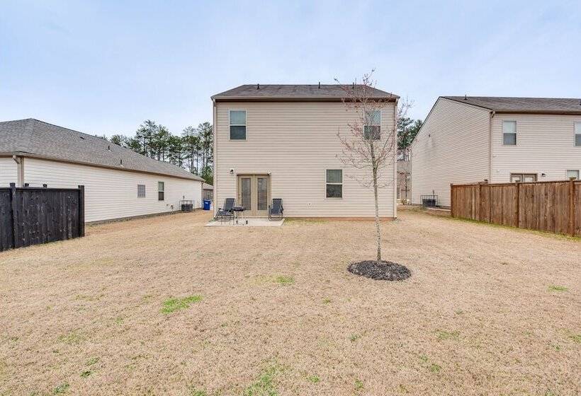 Spacious Atlanta Home W/ Yard & Charcoal Grill!