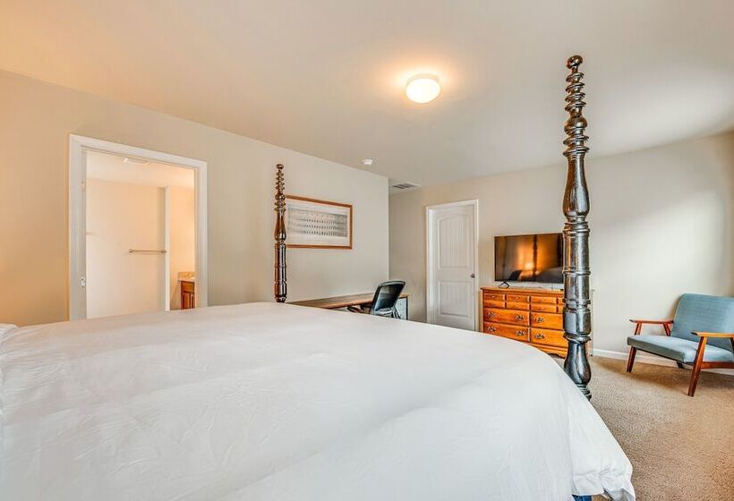 Spacious Atlanta Home W/ Yard & Charcoal Grill!