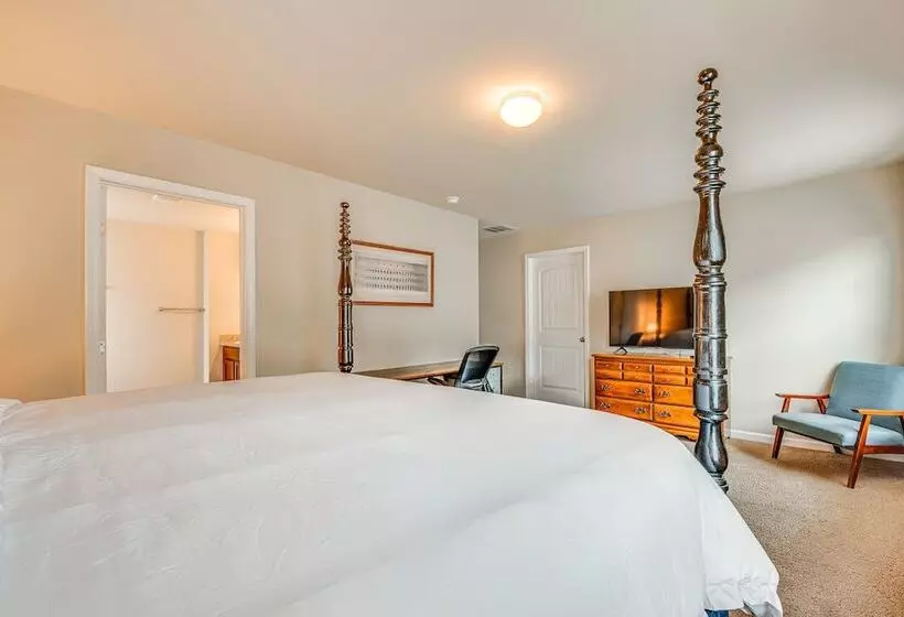 Spacious Atlanta Home W/ Yard & Charcoal Grill!