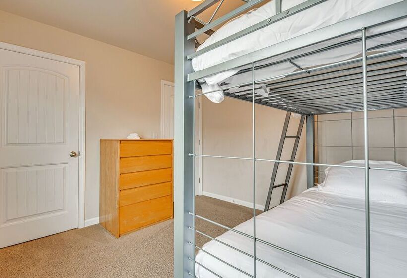 Spacious Atlanta Home W/ Yard & Charcoal Grill!