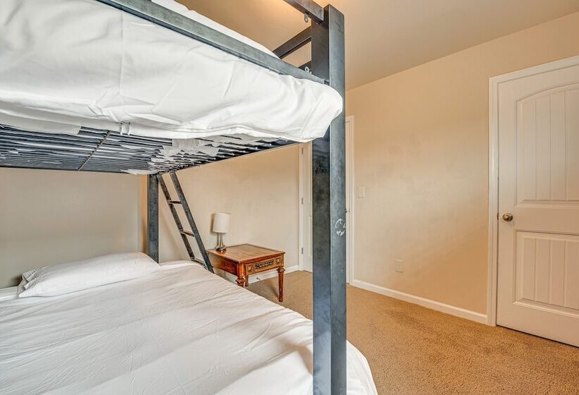 Spacious Atlanta Home W/ Yard & Charcoal Grill!