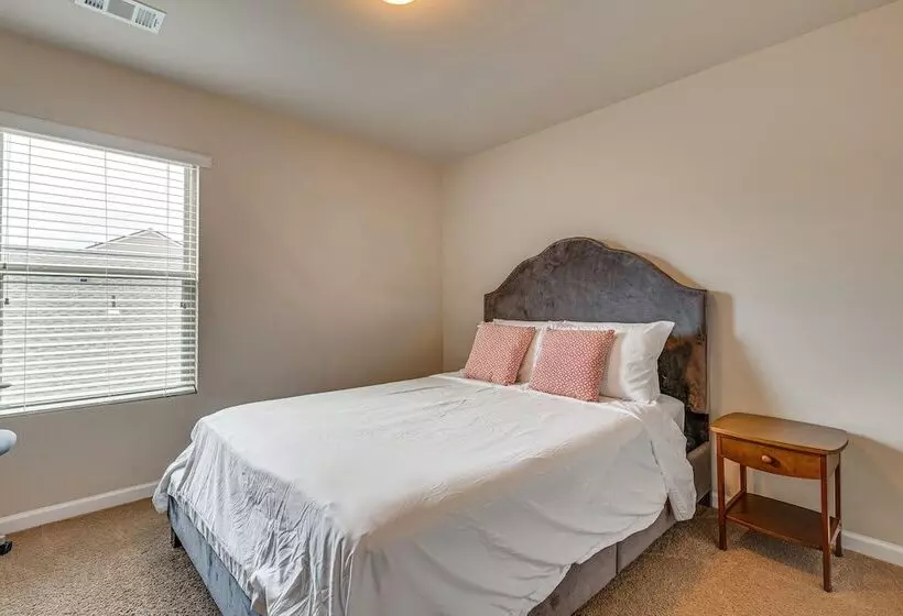 Spacious Atlanta Home W/ Yard & Charcoal Grill!
