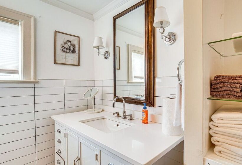 Spacious Illinois Home W/ Grill & Fenced In Yard!