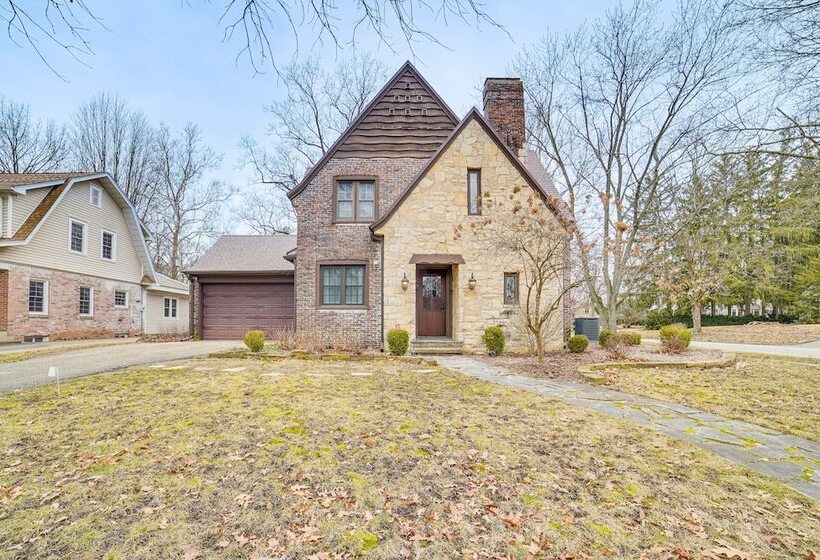 Spacious Illinois Home W/ Grill & Fenced In Yard!