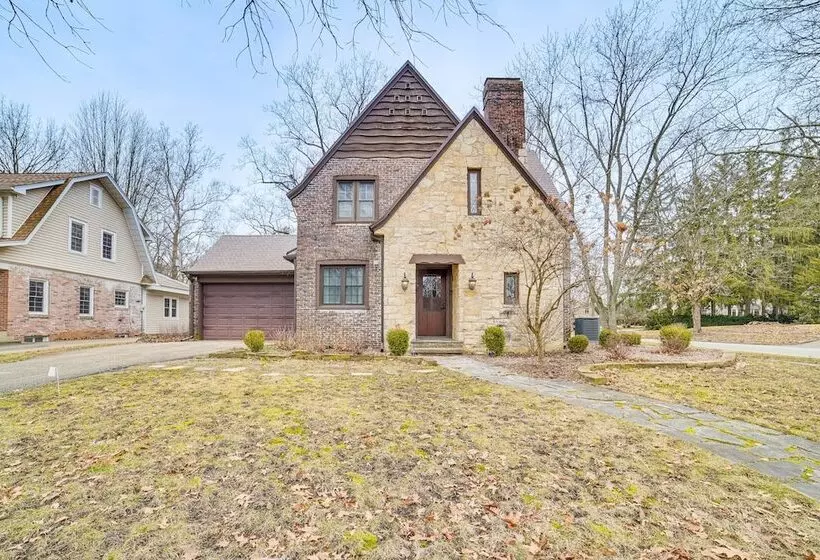 Spacious Illinois Home W/ Grill & Fenced In Yard!