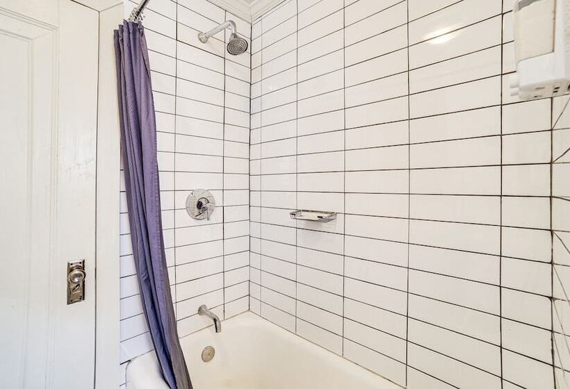 Spacious Illinois Home W/ Grill & Fenced In Yard!