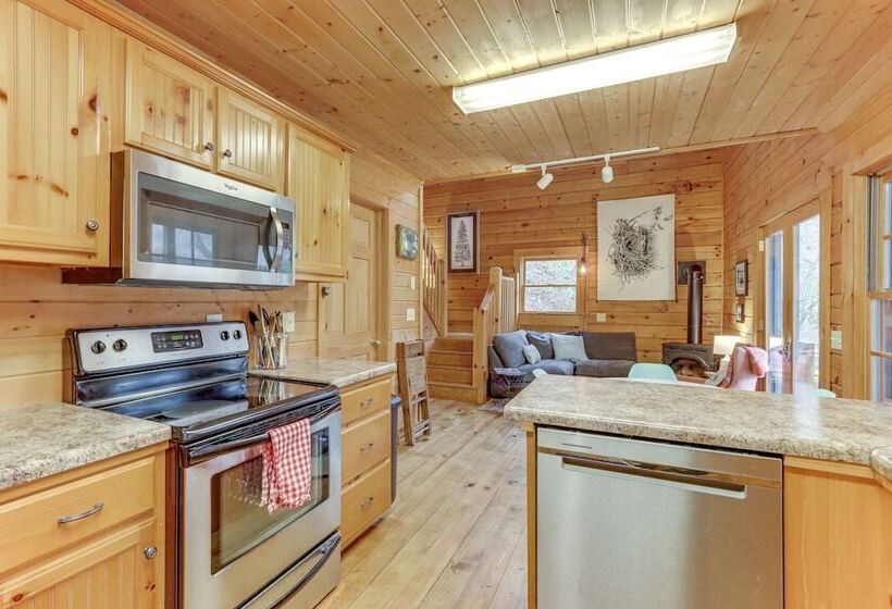 Toccoa Waterfront Hideaway:  Hot Tub & Fire Pit!