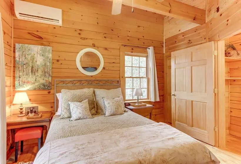 Toccoa Waterfront Hideaway:  Hot Tub & Fire Pit!