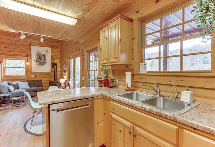 Toccoa Waterfront Hideaway:  Hot Tub & Fire Pit!