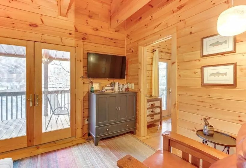 Toccoa Waterfront Hideaway:  Hot Tub & Fire Pit!