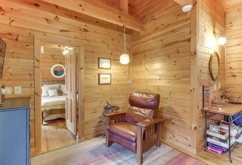 Toccoa Waterfront Hideaway:  Hot Tub & Fire Pit!