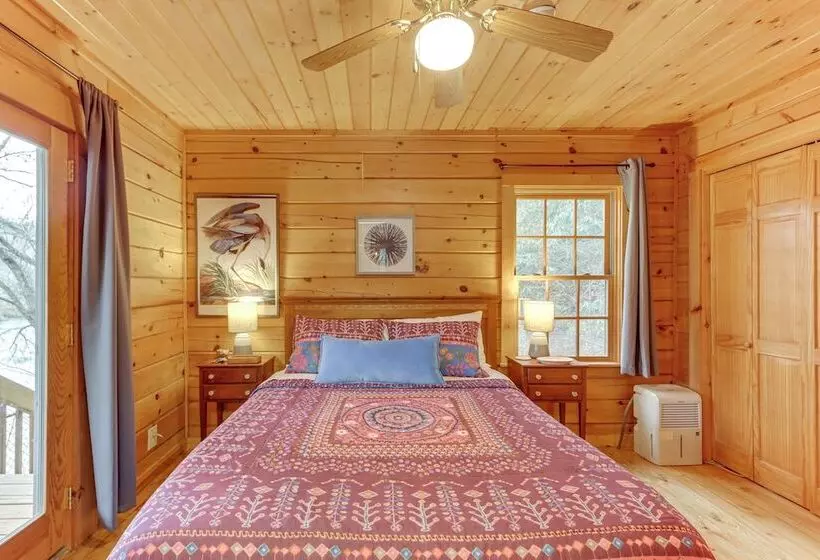 Toccoa Waterfront Hideaway:  Hot Tub & Fire Pit!