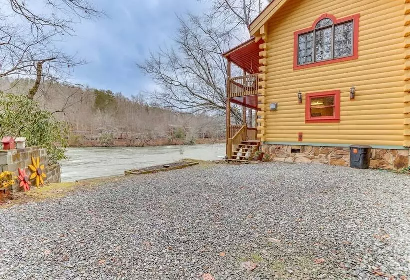 Toccoa Waterfront Hideaway:  Hot Tub & Fire Pit!