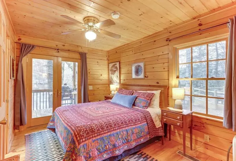 Toccoa Waterfront Hideaway:  Hot Tub & Fire Pit!