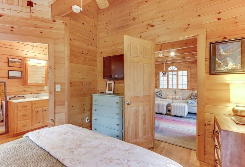 Toccoa Waterfront Hideaway:  Hot Tub & Fire Pit!