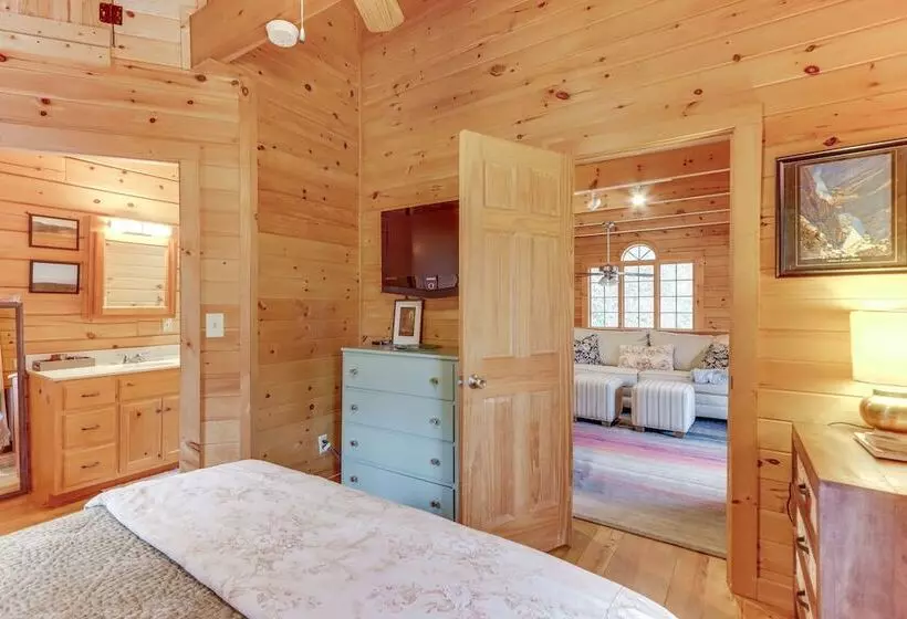 Toccoa Waterfront Hideaway:  Hot Tub & Fire Pit!