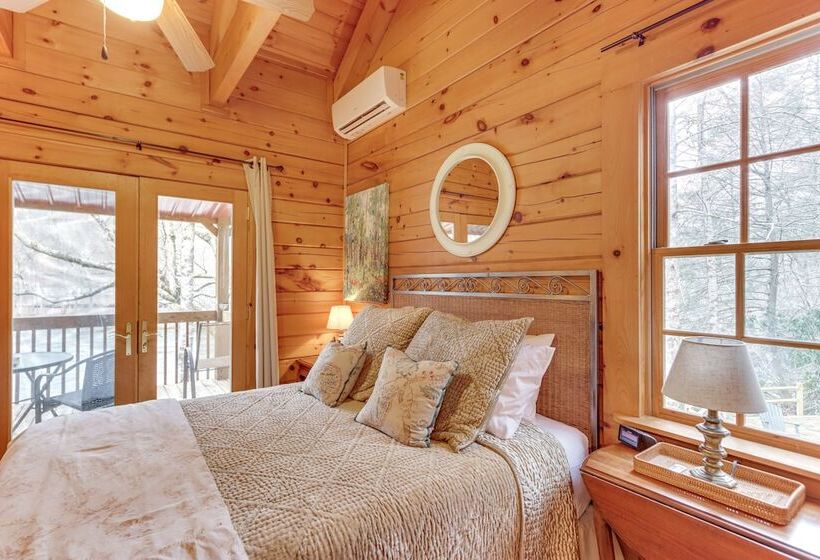 Toccoa Waterfront Hideaway:  Hot Tub & Fire Pit!