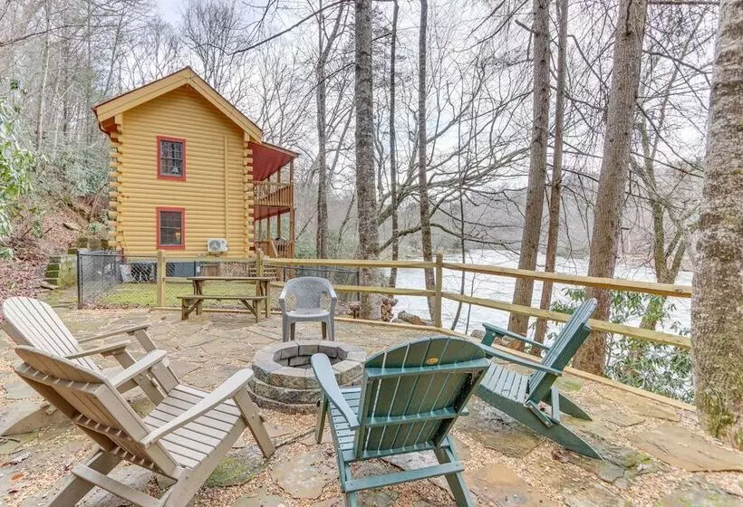 Toccoa Waterfront Hideaway:  Hot Tub & Fire Pit!
