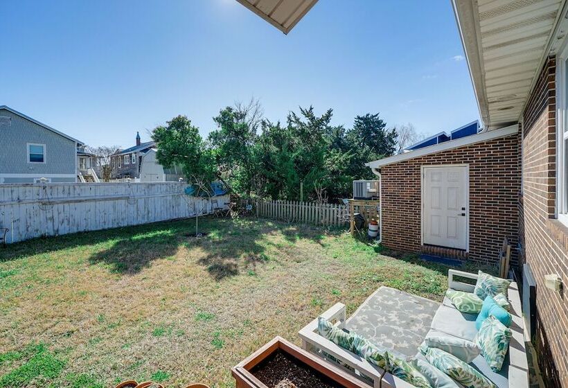Wrightsville Beach Home W/ Fenced Yard