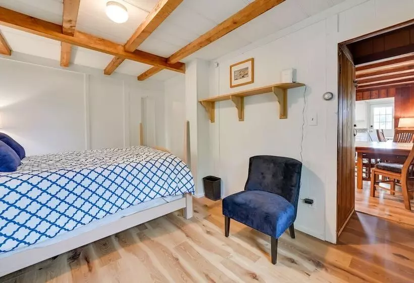 Cozy Harbor Springs Vacation Rental, 13 Mi To Town