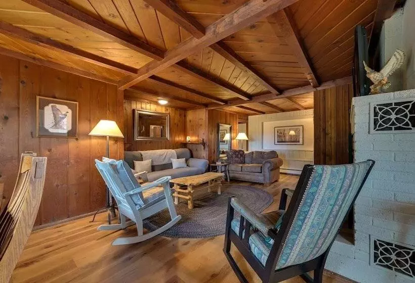 Cozy Harbor Springs Vacation Rental, 13 Mi To Town