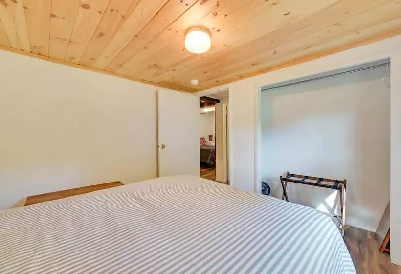 Cozy Harbor Springs Vacation Rental, 13 Mi To Town