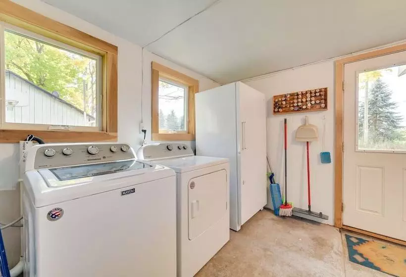 Cozy Harbor Springs Vacation Rental, 13 Mi To Town