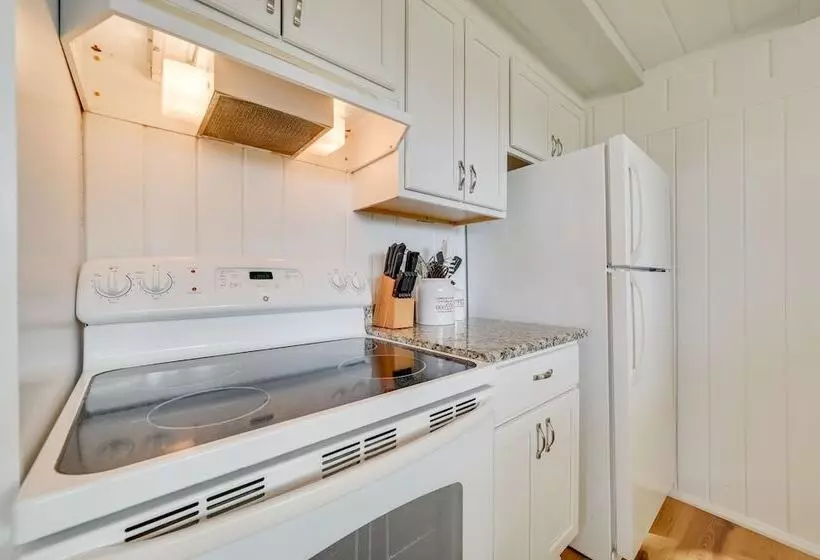 Cozy Harbor Springs Vacation Rental, 13 Mi To Town