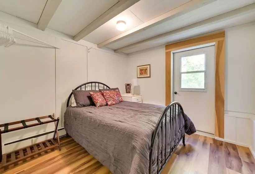 Cozy Harbor Springs Vacation Rental, 13 Mi To Town