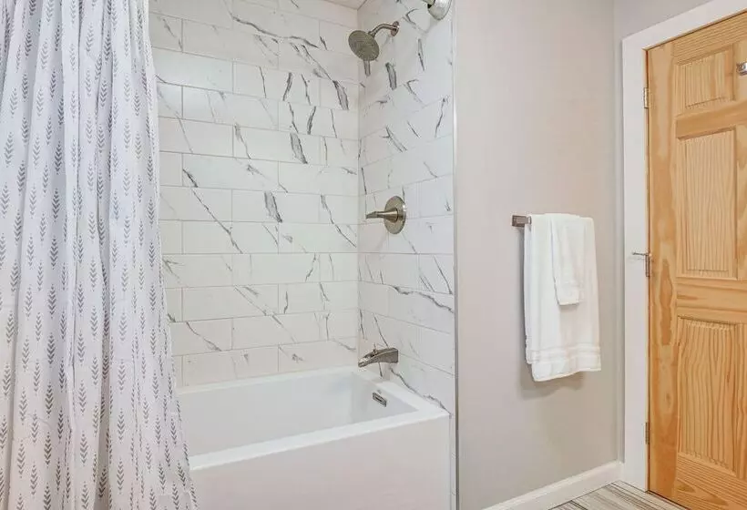 Family Friendly Home W/ Hot Tub, Near Lake George!