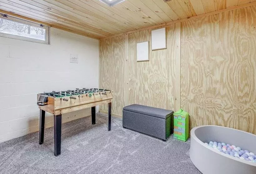 Family Friendly Home W/ Hot Tub, Near Lake George!