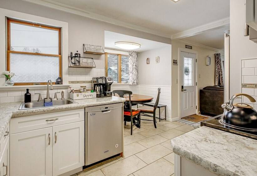 Family Friendly Home W/ Hot Tub, Near Lake George!