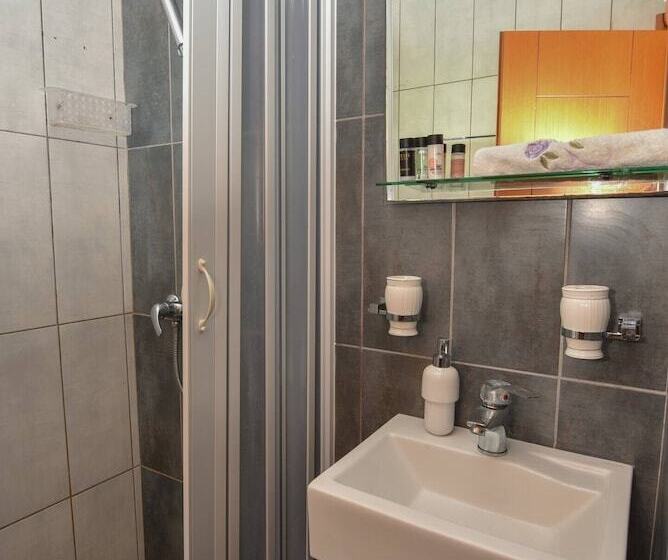 هتل روستایی Adam Stone Villa